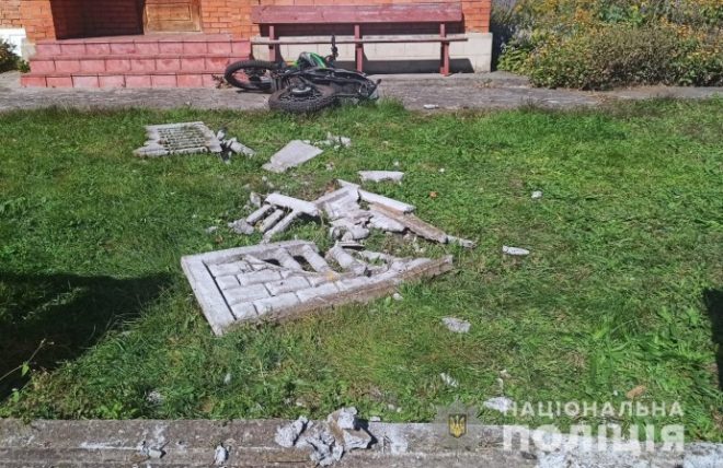 В Винницкой области мотоциклист снес бетонный забор: среди пострадавших подросток (ФОТО)