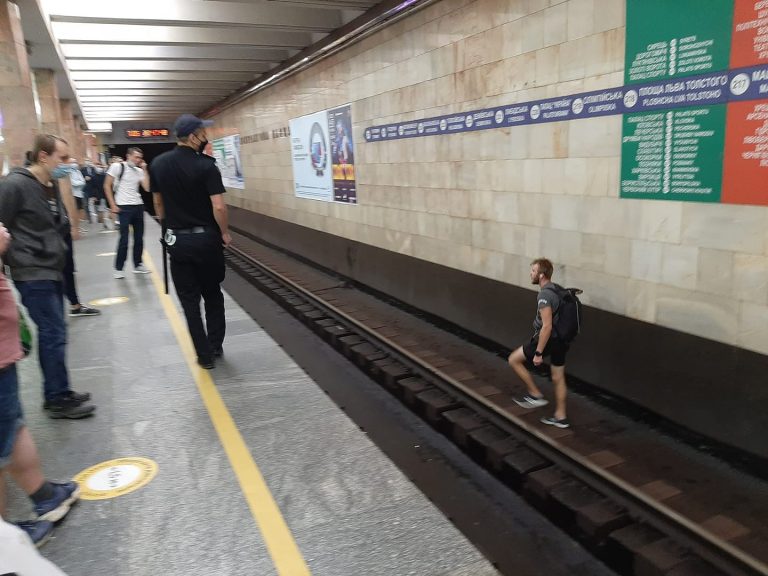 Пьяный неадекват устроил задержу поездов в столичном метро (ФОТО)