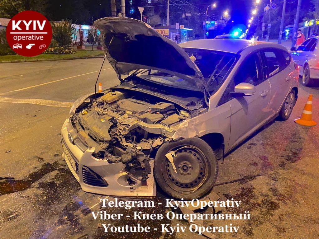 На Нивках в Киеве на перекрестке столкнулись Ford и Hyundai: пострадала пассажирка (ФОТО)