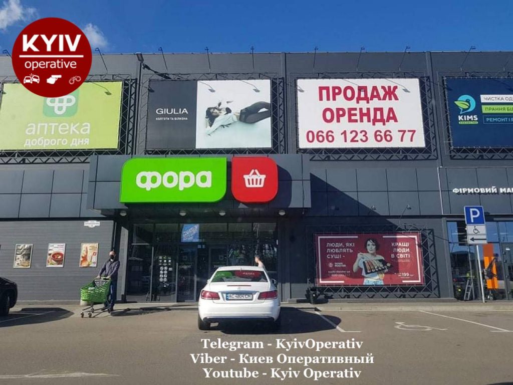 Под Киевом увидели «эпическую» парковку белого Mercedes возле ТЦ (ФОТО)
