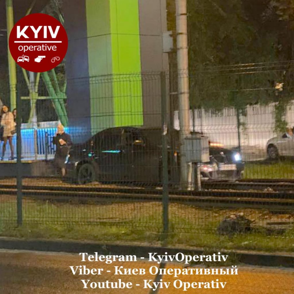 В Киеве BMW влетело на линию скоростного трамвая (ФОТО)