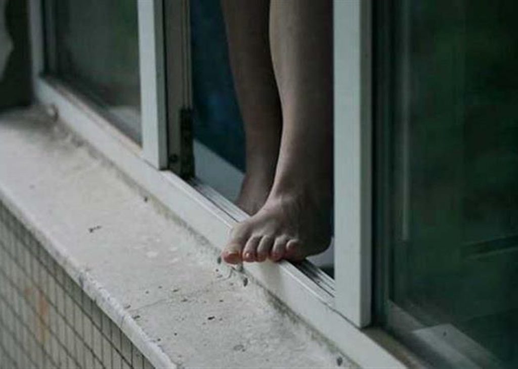 В Киеве девушка хотела прыгнуть с балкона многоэтажки (ВИДЕО)