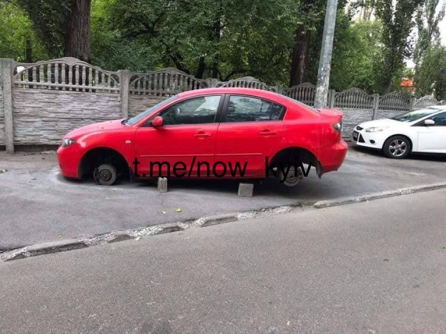 На столичных Теремках у авто «героя парковки» сняли колеса (ФОТО)