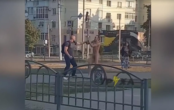 В Харькове голый мужчина нападал на прохожих  (ВИДЕО)