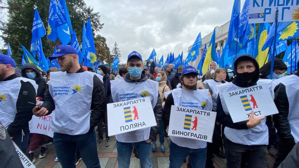 ИноСМИ: Несколько тысяч людей пришли к зданию Рады с требованием освобождения Виктора Медведчука