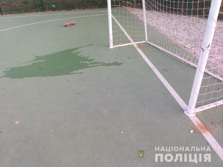 В Харькове на мальчика рухнули футбольные ворота: ребенок в реанимации (ФОТО)