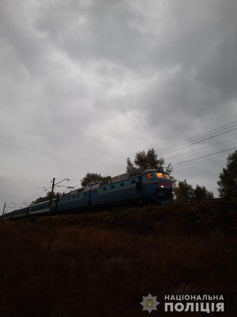 В Харьковской области поезд переехал пенсионерку, которая перебегала колею (ФОТО)