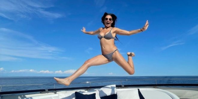58-летняя Деми Мур в бикини показала отдых на яхте (ФОТО)