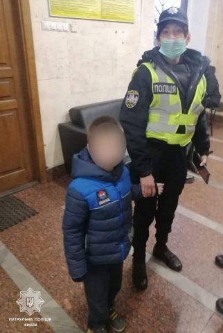 В Киеве пьяная мать спала на улице, а рядом плакал ее сын (ФОТО)