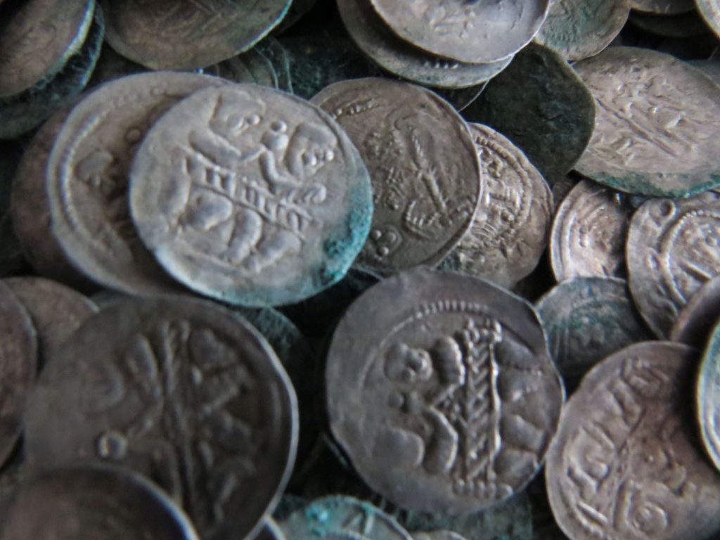 В Польше нашли клад XII века: внутри обнаружили почти двумя тысячи монет (ФОТО)