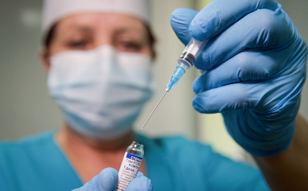 Эксперт рассказал, насколько безопасно вакцинироваться во  время вспышки COVID