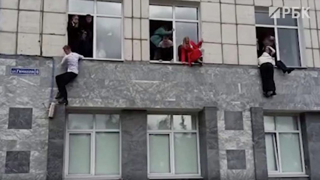 Во время стрельбы в университете Перми студенты выпрыгивали из окон (ВИДЕО)