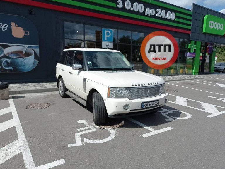 В Киеве автохам на Range Rover припарковался на месте для инвалидов (ФОТО)