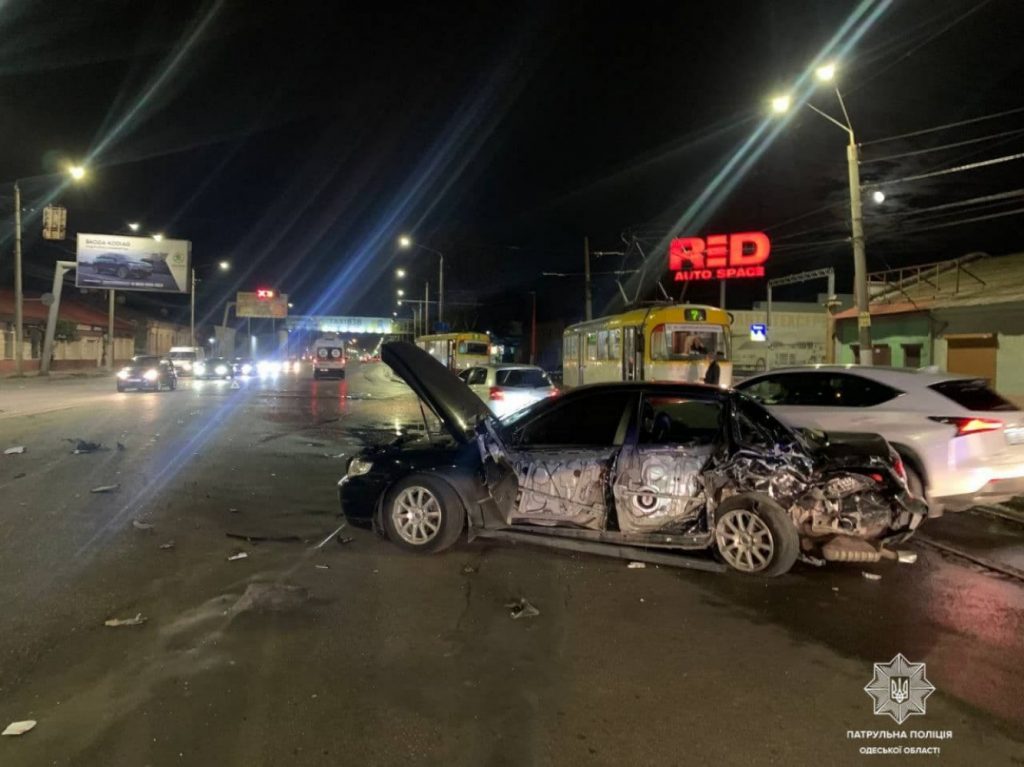 В Одессе водитель Lexus протаранил три автомобиля (ФОТО)