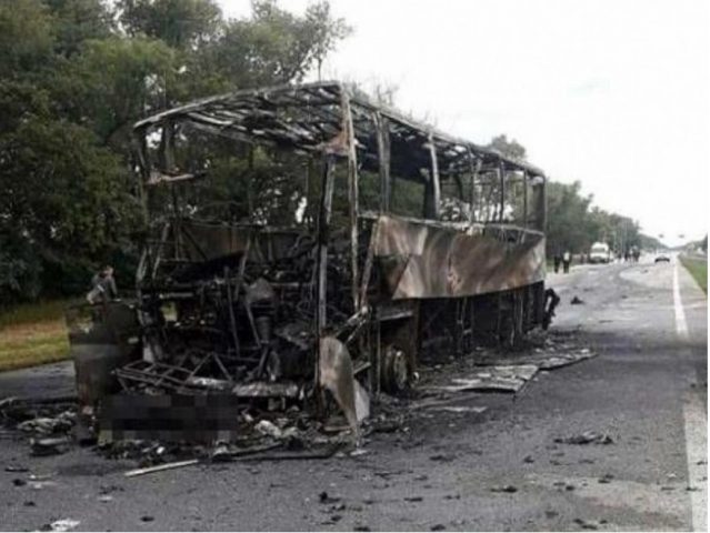 Смертельное ДТП в Житомирской области: автобус столкнулся с автовозом и сгорел (ФОТО)