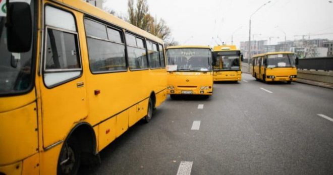 По Киеву курсирует маршрутка с проваленным полом (ВИДЕО)