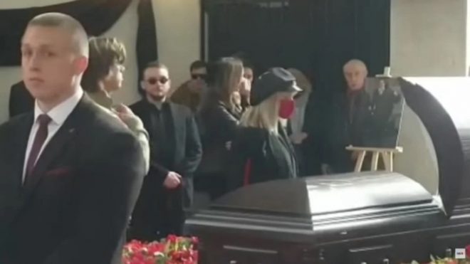 Алла Пугачева едва не лишилась чувств на похоронах друга (ФОТО, ВИДЕО)