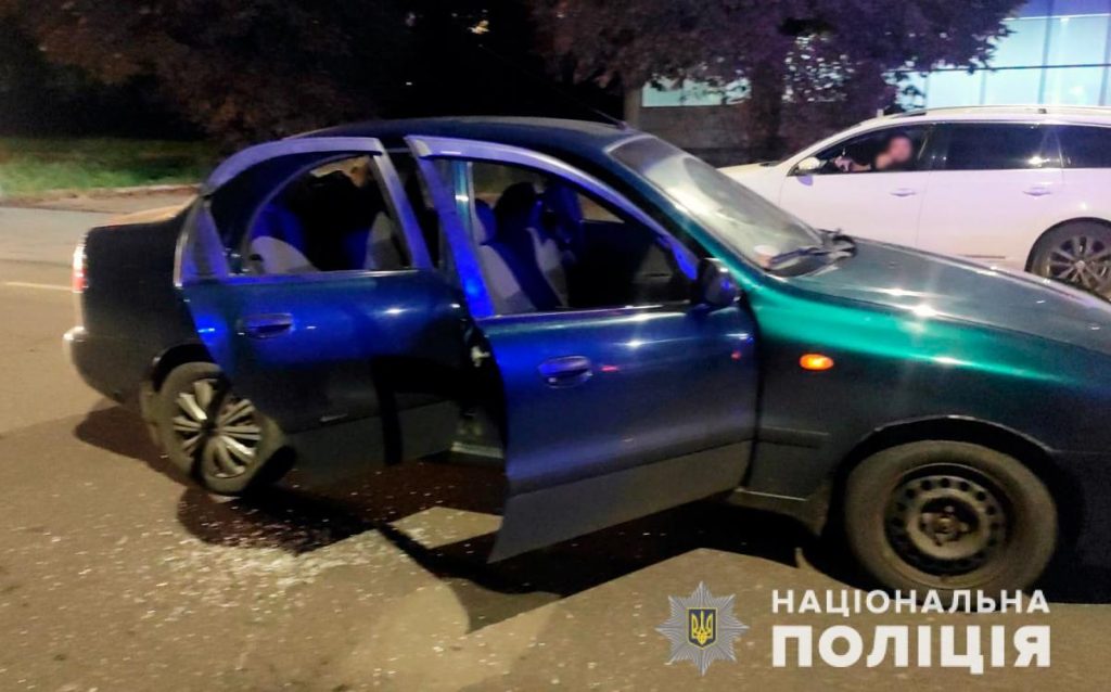 В Черновцах водитель обстрелял автомобиль с детьми (ФОТО)