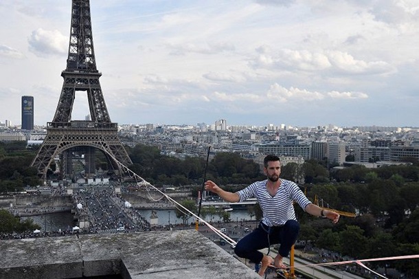 Канатоходец в Париже прошел 670 метров на высоте 70 метров (ФОТО)