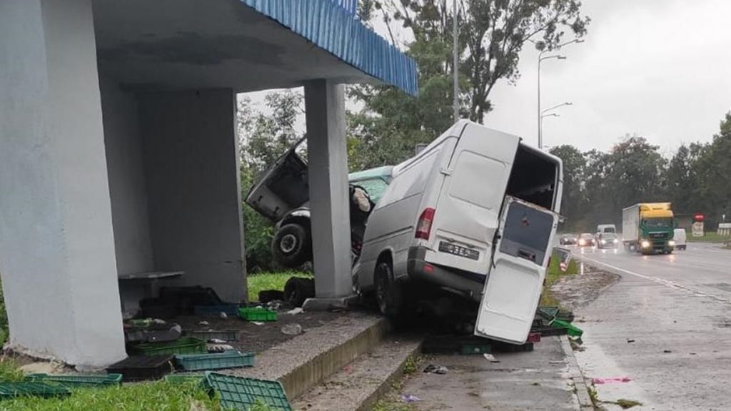 На Львовщине водитель микроавтобуса протаранил остановку, есть жертвы (ФОТО)