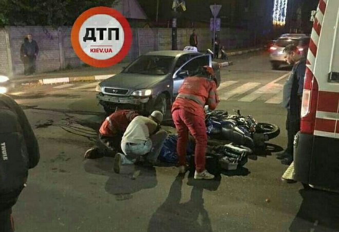 Под Киевом после столкновения с такси умер мотоциклист (ФОТО)