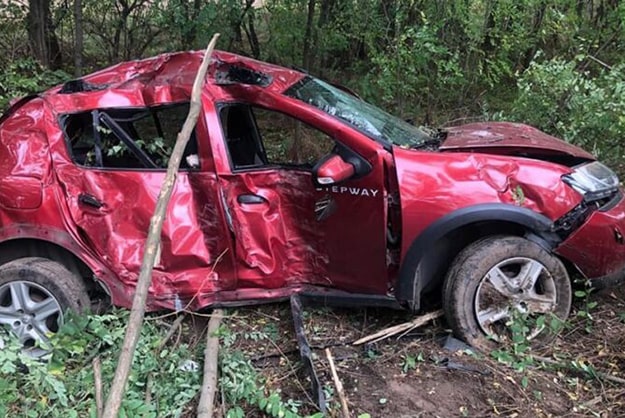 Под Киевом водитель Renault врезался в столб: погибла женщина (ФОТО)