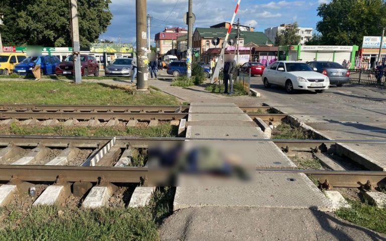 Под Киевом парень погиб по колесами поезда (ФОТО)