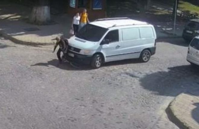 Микроавтобус сбил юного велосипедиста на Закарпатье (ВИДЕО)