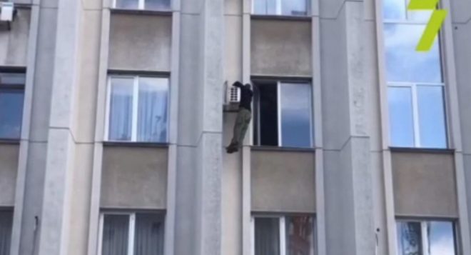 В Одессе ветеран АТО грозился выброситься из окна здания ОГА (ВИДЕО)