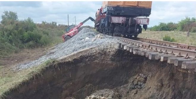 Обвал грунта произошел на железной дороге на Буковине