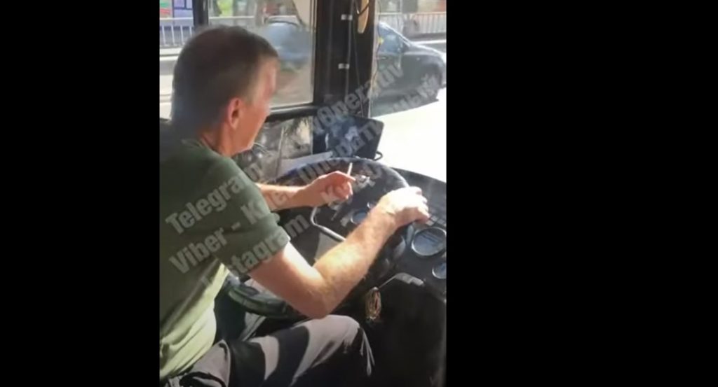В Киеве водителя закурил в автобусе с пассажирами (ВИДЕО)