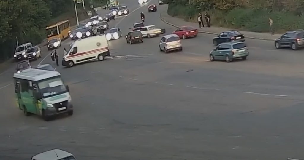 В Житомире мотоциклист влетел в Mercedes (ВИДЕО)