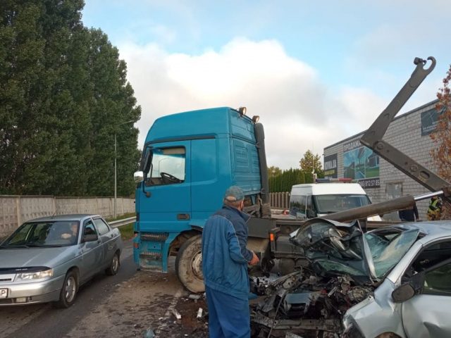 Появилось видео смертельного ДТП с мусоровозом под Киевом, где есть погибшие (ВИДЕО)