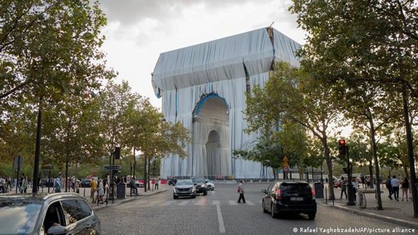 Триумфальная Арка в Париже изменилась до неузнаваемости (ФОТО)