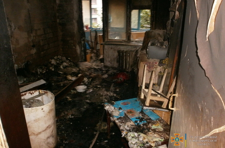 В Бердичеве мужчину вытащили из горящей квартиры (ФОТО)