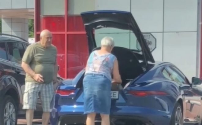 В Харькове пенсионеры на спорткаре Jaguar шокировали Сеть (ФОТО, ВИДЕО)