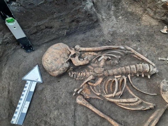 В Каменце-Подольском обнаружено древнее захоронение женщины с кольцами на пальцах (ФОТО)