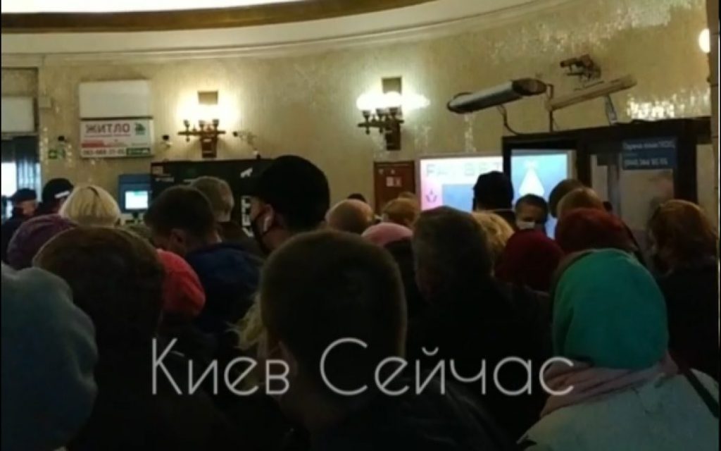 В Киеве на станции метро &#171;Арсенальная&#187; произошла потасовка из-за очереди (ФОТО)