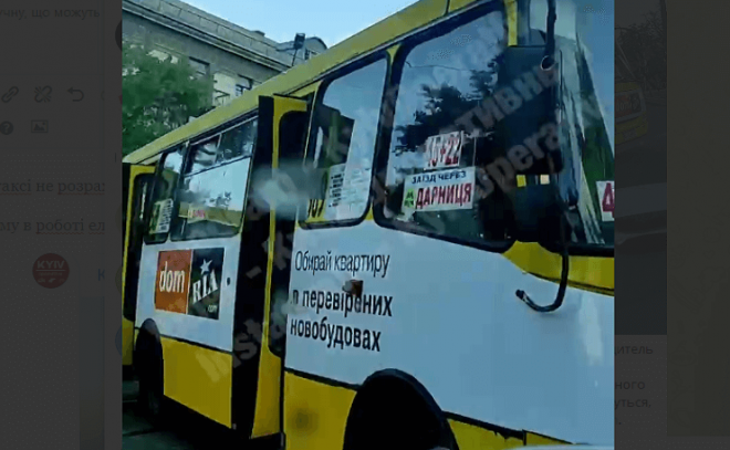 В Киеве водитель маршрутки не рассчитал габариты и зацепил Nissan (ФОТО, ВИДЕО)