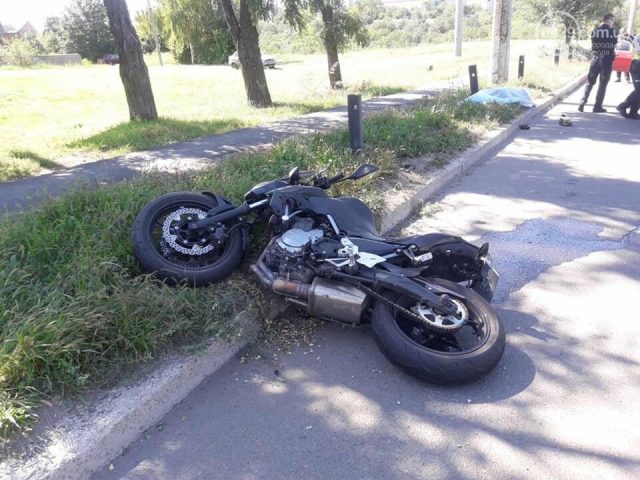В Мариуполе на скорости разбился мотоциклист (ФОТО)