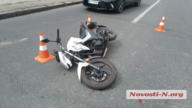 В Николаеве мотоциклист врезался в BMW и попал в больницу с переломом ноги (ФОТО)