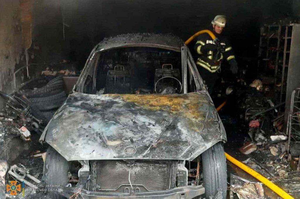 В Одессе гараж сгорел вместе с автомобилем (ФОТО)