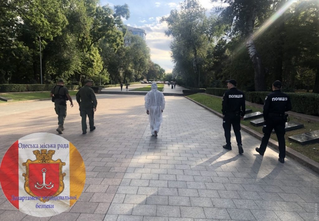 В Одессе у памятника Неизвестному матросу задержали голого мужчину (ФОТО)