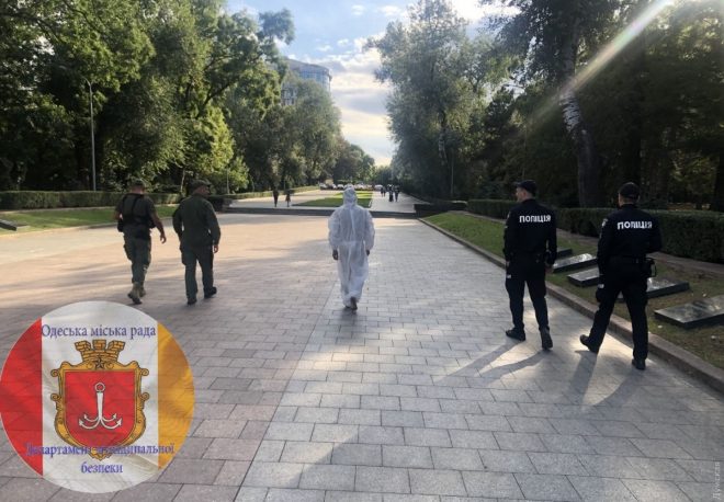 В Одессе у памятника Неизвестному матросу задержали голого мужчину (ФОТО)