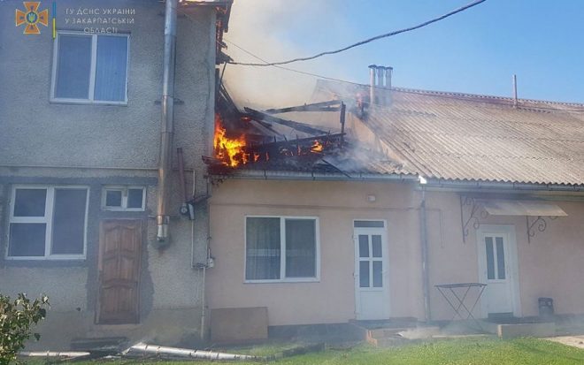 В Закарпатской области горел отель с постояльцами (ФОТО)