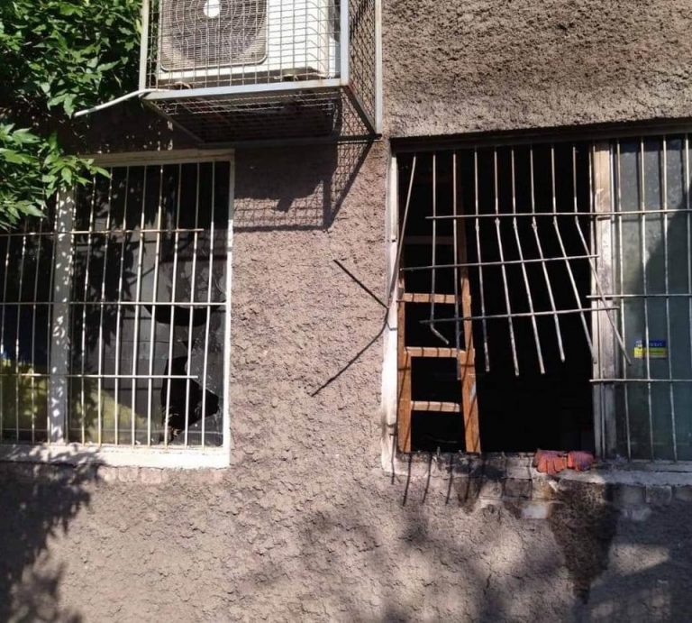 В Запорожье мужчина разбил окно и пытался поджечь продуктовый магазин (ФОТО)