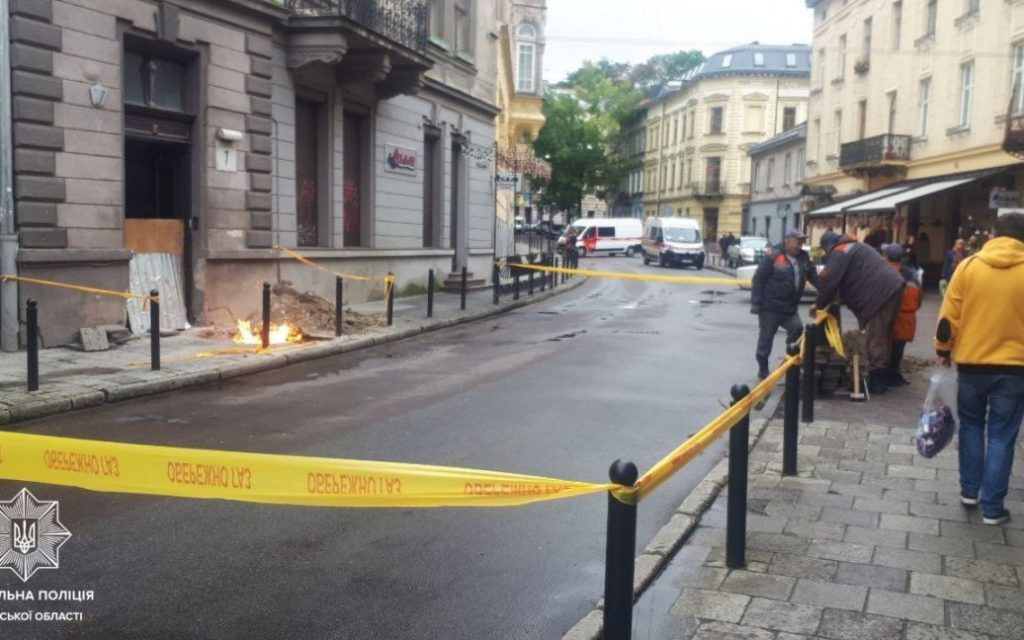 В центре Львова на тротуаре из-за утечки газа вспыхнуло пламя (ФОТО)