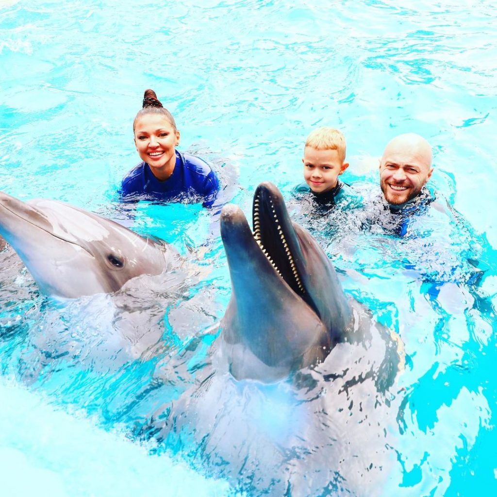 Влад Яма с женой и сыном устроили танцы с дельфинами (ФОТО)