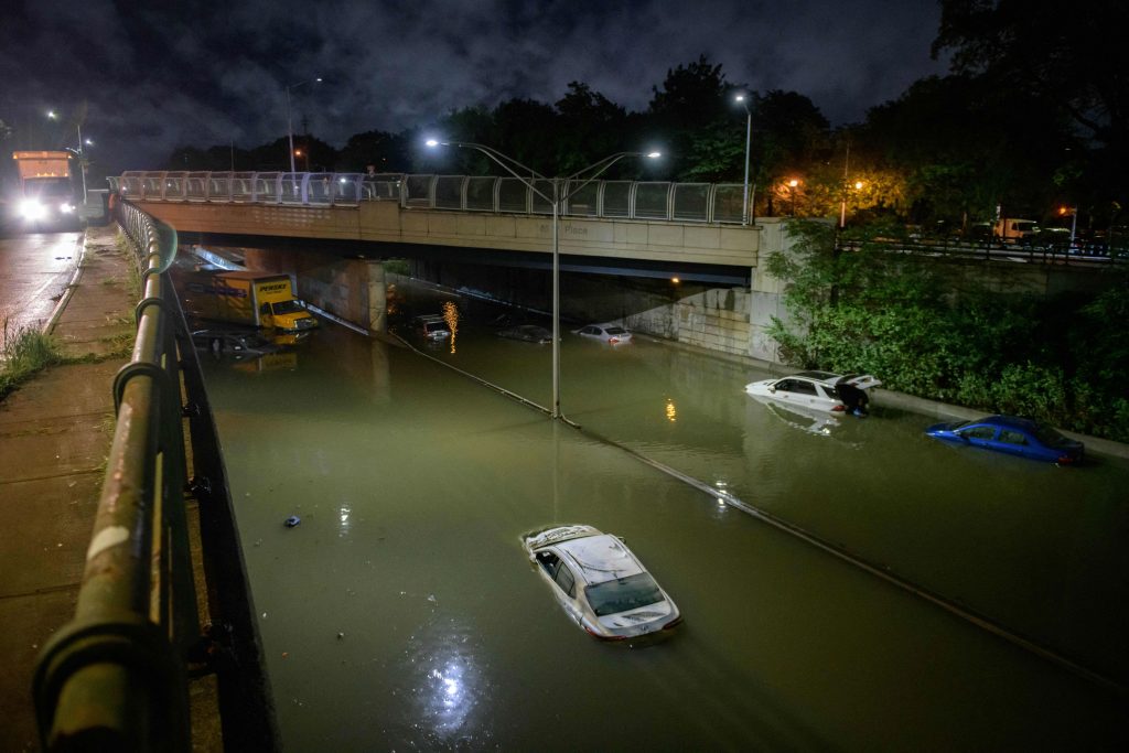 Во время наводнения в Нью-Йорке погибли восемь человек (ФОТО)