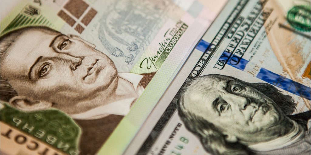 Курс гривны к доллару в обменных пунктах Киева укрепился на 8 копеек